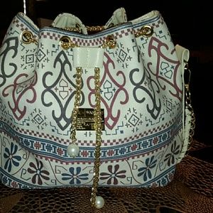 Colored shoulder bag